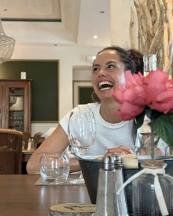 Clarisse en grand éclat de rire pendant le déjeuner
