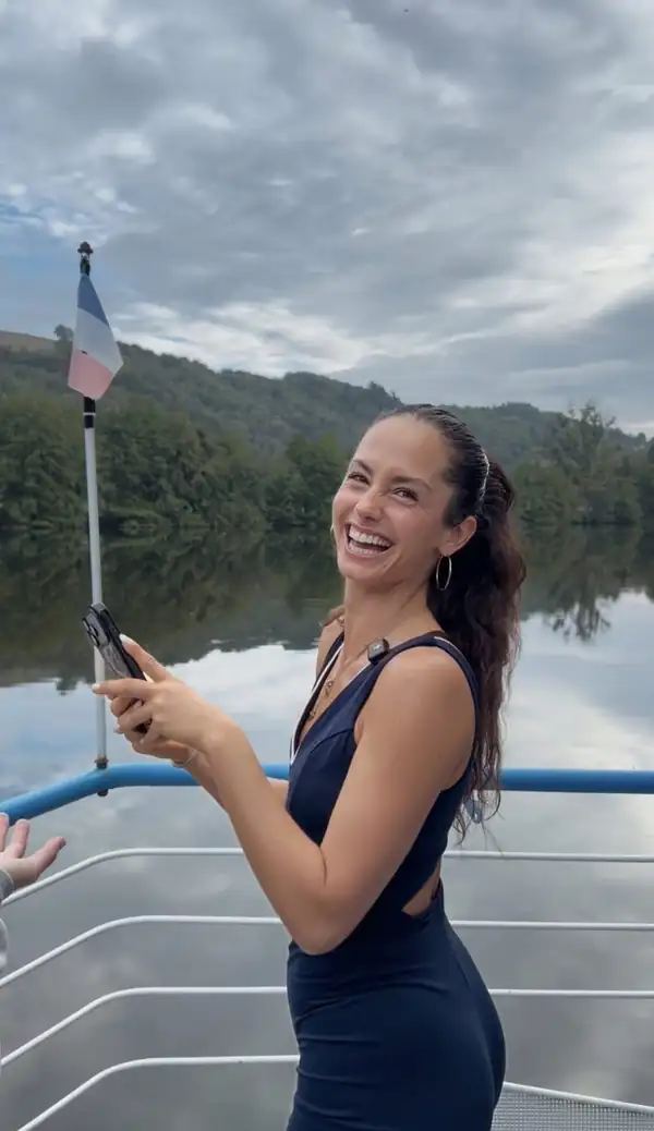 Clarisse qui rit sur le pont, devant le Lot